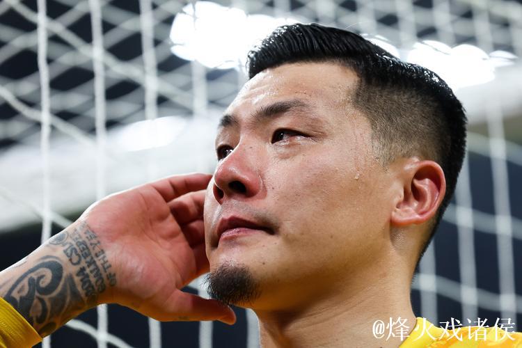 王大雷落泪了！国足0-1出局，19岁小将成遮羞布